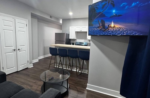Southwark Apartment | Steps to Italian Market | Modern 2BD Home Sleeps 4