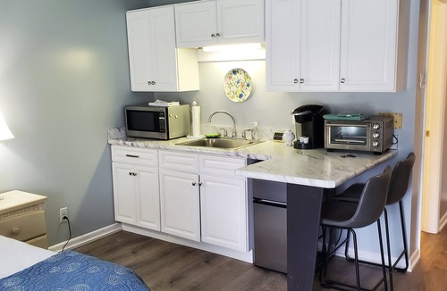 Ogunquit Apartment | steps to restaurants, walk to beach
