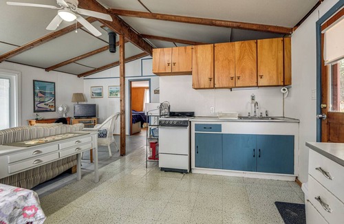 St. Albans House | Steps to St Albans Bay! Basecamp w/Grill