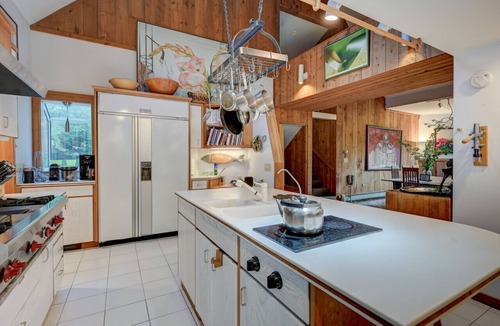 Jackson House | Steps to the Ellis River: LUX Home, Hot Tub, Game Room 🎿❄️🏂🌲🗻