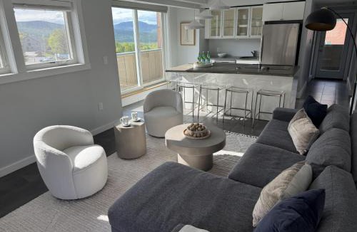 Carrabassett Valley House | Steps to the Lifts Sugarloaf Village