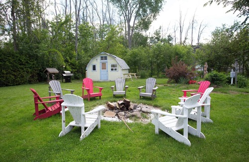 Lindsay House | Steps to the Sturgeon Lake. Cozy bachelor cabin for 2 people.