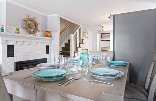 Ocean Park Apartment | Steps to the Beach! Dog & Fam. Friendly, Outdoor Shower & Lounge Area, Sleeps 6