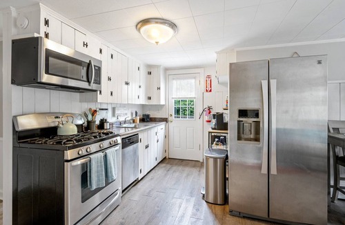 Ocean Park Apartment | Steps to the Beach! Dog & Fam. Friendly, Outdoor Shower & Lounge Area, Sleeps 6
