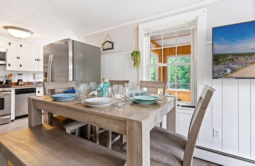 Ocean Park Apartment | Steps to the Beach! Dog & Fam. Friendly, Outdoor Shower & Lounge Area, Sleeps 6