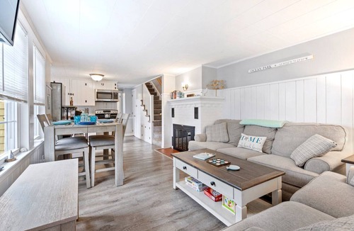 Old Orchard Beach Apartment | Steps to the Beach! Dog & Fam. Friendly, Outdoor Shower & Lounge Area, Sleeps 6