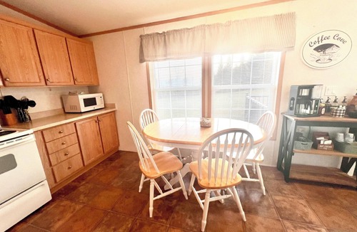 Saxton House | Still Waters - Charming 3-bedroom 2-bath house with AC in Saxton