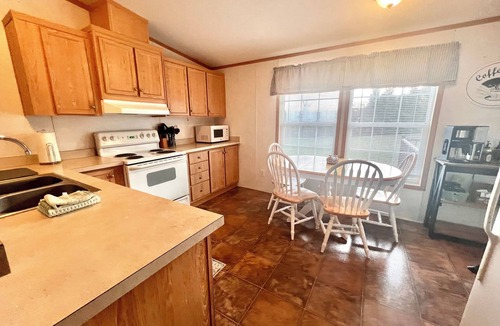Saxton House | Still Waters - Charming 3-bedroom 2-bath house with AC in Saxton