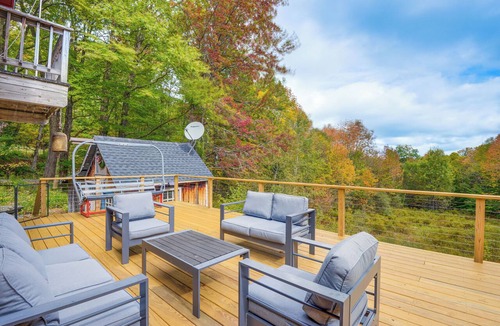 Stratton House | Storybook Stratton House: 3 Mi to Mount Snow!