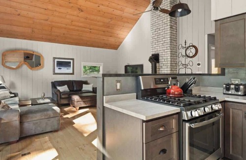 Moscow House | Stowe Woods Chalet - Hot Tub, Fam-Friendly & Cozy