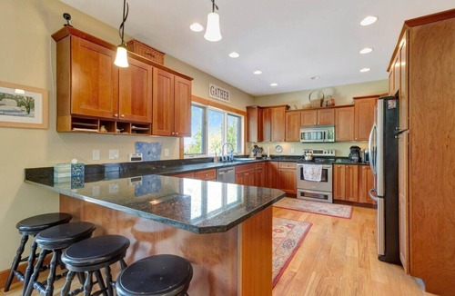Stratton Mountain House | Stratton; 4 min! Luxury-Shuttle-King Beds-Hot Tub-Foosball