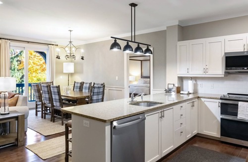 Stratton Mountain Condo | Stratton base condo w/pool & hot tub