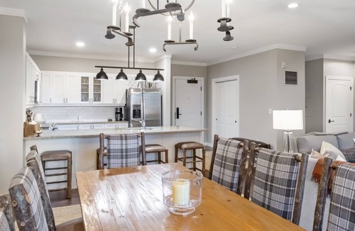 Stratton Mountain Condo | Stratton base condo w/pool & hot tub