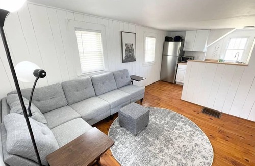 South Londonderry House | Stratton View Farmhouse + Guesthouse, 2 Rentals! Minutes to Mtn and more!