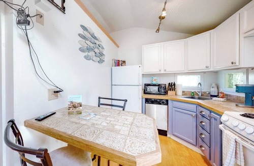 Kennebunk Apartment | Studio cottage close to beach & golf with outdoor pool, firepit, & basketball