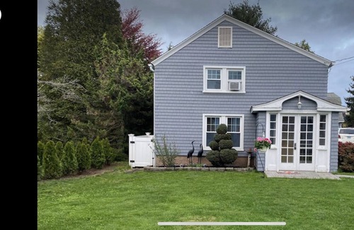 Branford Center House | STUNNING 2 bedroom BEACH Carriage house 250 yards from the beach!!