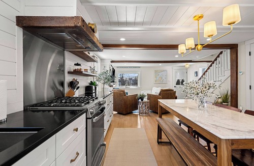 Marblehead Cottage | Stunning 3-Bed Cottage, Exposed Beams, Shiplap, Gas Fireplace, Fire Pit, Porch