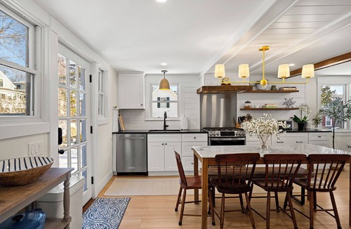 Marblehead Cottage | Stunning 3-Bed Cottage, Exposed Beams, Shiplap, Gas Fireplace, Fire Pit, Porch
