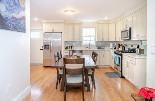 Quincy Apartment | Stunning 3BR Quincy Home w Laundry, Bathtub, near Red Line & Adams NHP 39