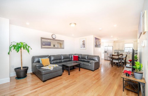 Quincy Apartment | Stunning 3BR Quincy Home w Laundry, Bathtub, near Red Line & Adams NHP 39