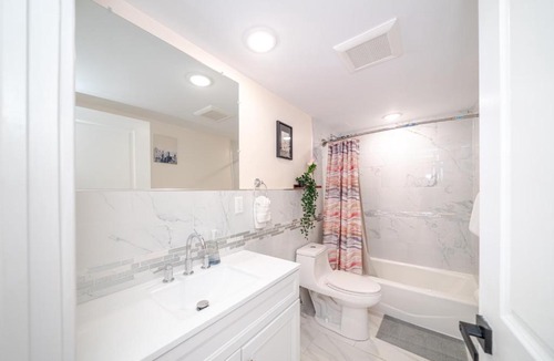 Quincy Apartment | Stunning 3BR Quincy Home w Laundry, Bathtub, near Red Line & Adams NHP 39