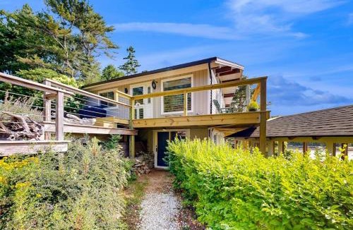 Georgetown House | Stunning artist's retreat with ocean view & amazing deck, near Reid State Park