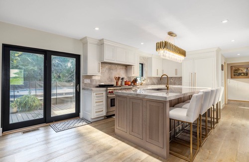 Middletown House | Stunning Farmhouse - Private Pool & Vintage Arcade - Close to Newport & Beaches