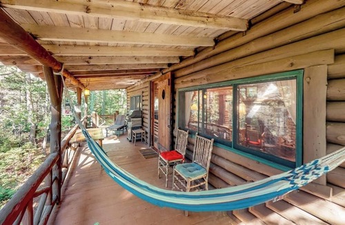 Boothbay Harbor Cabin | Stunning log cabin with fireplace & nature views - near shopping & dining