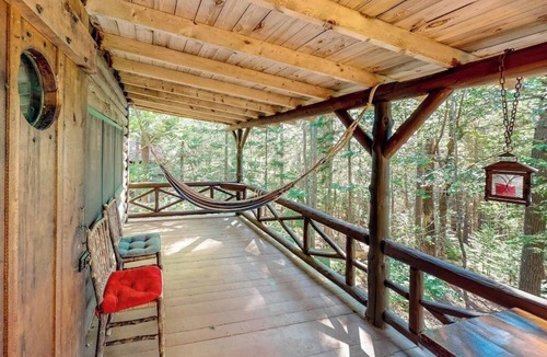 Boothbay Harbor Cabin | Stunning log cabin with fireplace & nature views - near shopping & dining