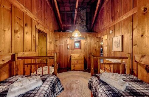 Boothbay Harbor House | Stunning log cabin with fireplace & nature views - near shopping & dining