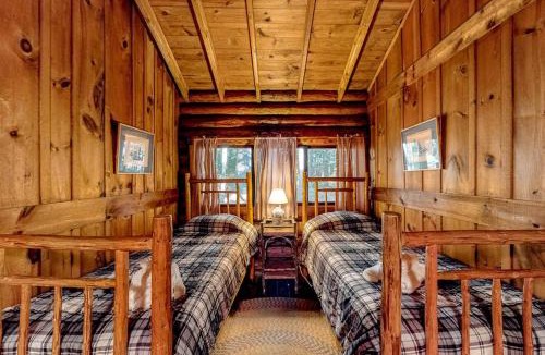Boothbay Harbor House | Stunning log cabin with fireplace & nature views - near shopping & dining