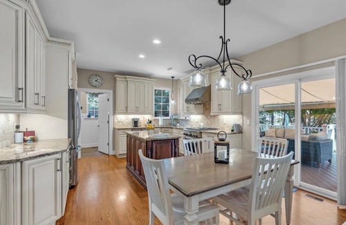 Stone Tavern House | Stunning Luxury Private Oasis, Pool, BBQ, Jacuzzi & Fire Pit 6 min to Six Flags