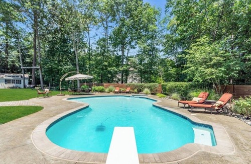 Stone Tavern House | Stunning Luxury Private Oasis, Pool, BBQ, Jacuzzi & Fire Pit 6 min to Six Flags