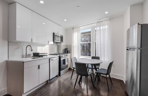 Queens Apartment | Stunning NYC Two Bed - 20min from JFK & LaGuardia Airport!