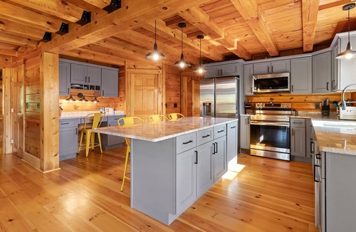 Boothbay Harbor Cabin | Stunning & Spacious Log Cabin in the Woods