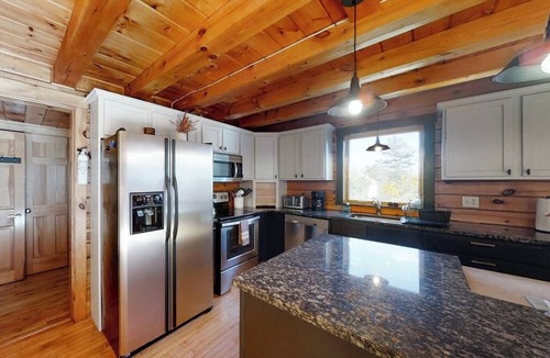 Boothbay Harbor Cabin | Stunning & Spacious Log Cabin in the Woods