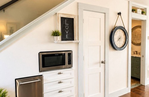Portsmouth House | Stunning Waterfront Home-Outdoor Kitchen & Living, Pizza Oven, Fireplace & Dock