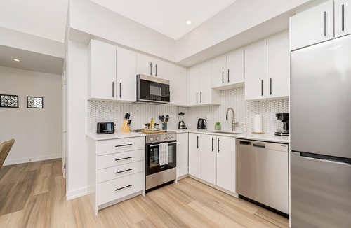 Kitchener Condo | Stylish 1BR Condo w Balcony & Skyline Views