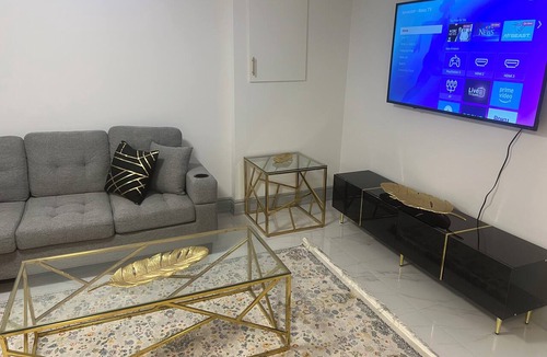 Unionville Apartment | Stylish 1BR + Den Apartment | Sleeps 5 | Separate Ent. & Comfort with Parking