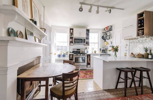 Hudson Apartment | Stylish 2-bedroom apartment with grand backyard in Hudson