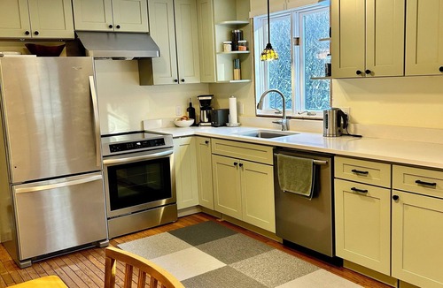 Bernardston House | Stylish 2-bedroom townhome with WiFi, AC near private schools.