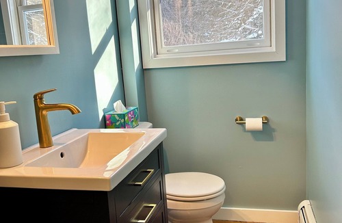 Bernardston House | Stylish 2-bedroom townhome with WiFi, AC near private schools.