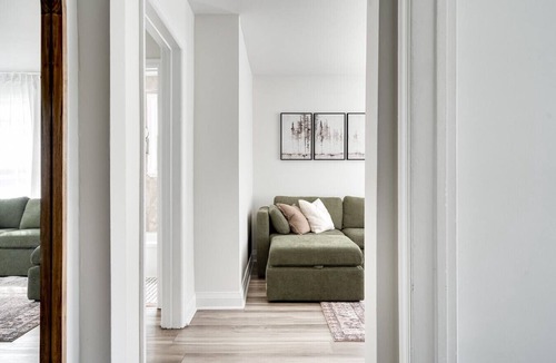 Sunnyside Condo | Stylish 2BR – Near Queen’s, Hospitals & Lake Ontario