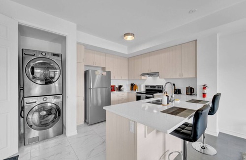 Norval Villa | Stylish 3BR 2.5 Bath Townhouse w/Patio & parking