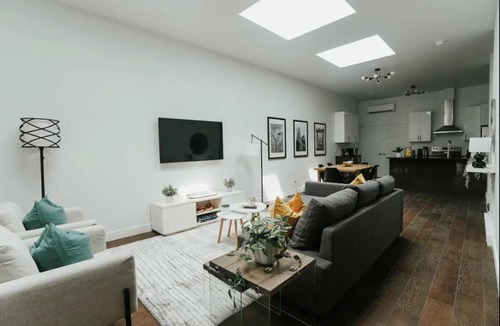 La Petite-Patrie Apartment | Stylish and bright 2bdr near St-Hubert Plaza