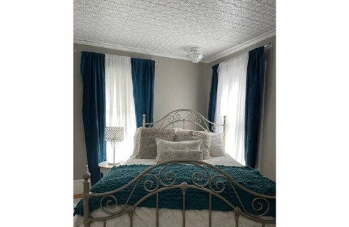 Guild House | Stylish and unique 6 Bedroom in-town property.