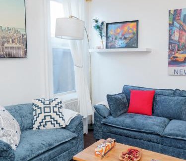 The Heights House | Stylish Bright Stay with Free Parking 15 Min to NYC