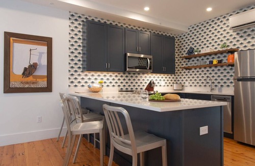 Downtown Portland Apartment | Stylish Brownstone Downtown Free St|Perfect Getaway for 2