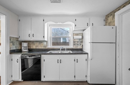West Yarmouth House | Stylish Cape Escape | Walk to Beach | Central AC