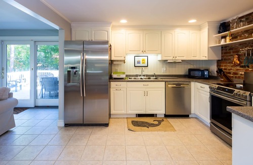 North Chatham House | Stylish Cape in North Chatham ~ Walk to Private Neighborhood Beach